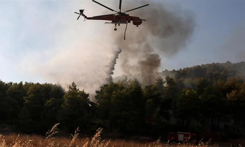 Συνεχίζει να καίει η φωτιά στην Λέσβο